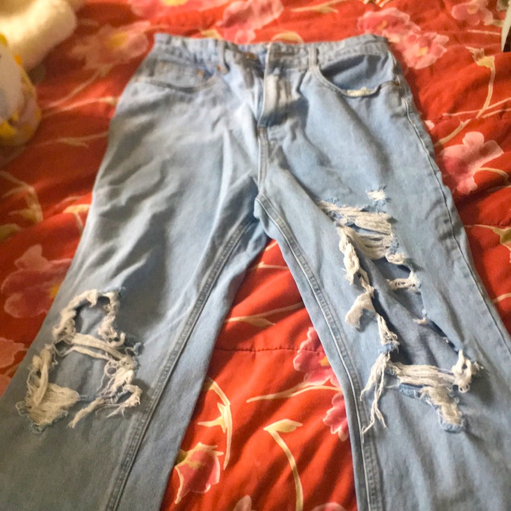 RIPPED JEANS